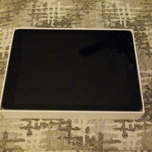 BRAND NEW Apple iPad (Latest Model) - Picture 2 of 7